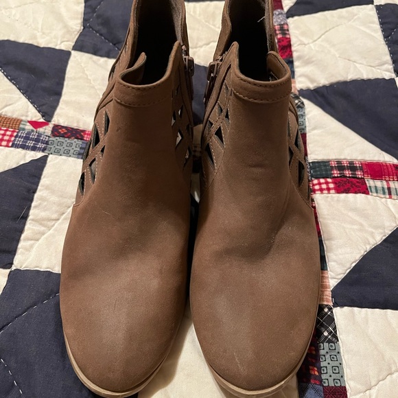 Soda Chance Perforated Cut Out Stacked Block Heel Ankle Booties Shoes Sz 7 - Picture 4 of 4